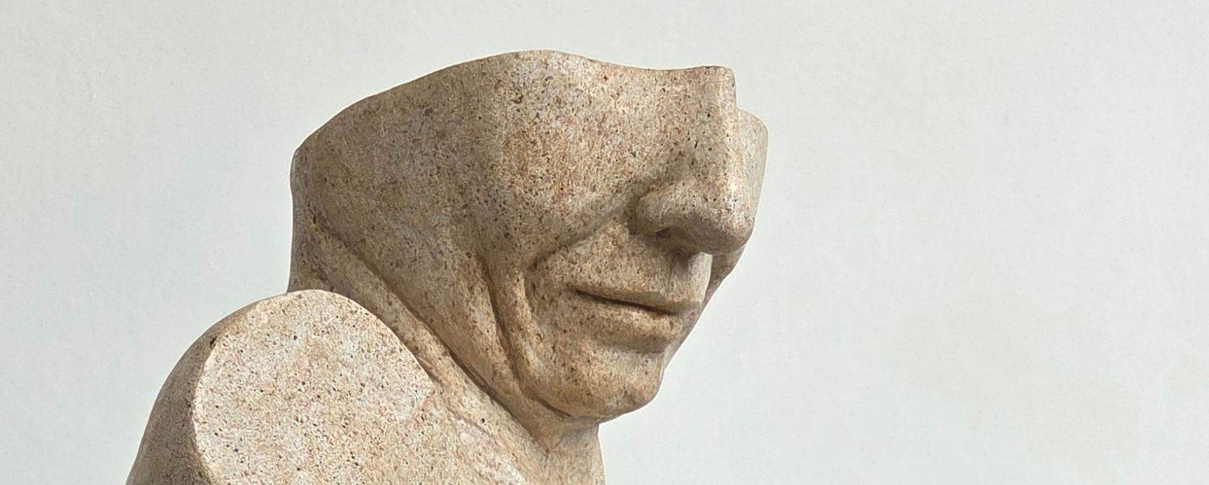 Tors kobiety, fragment,  piaskowiec, portret psychologiczny.